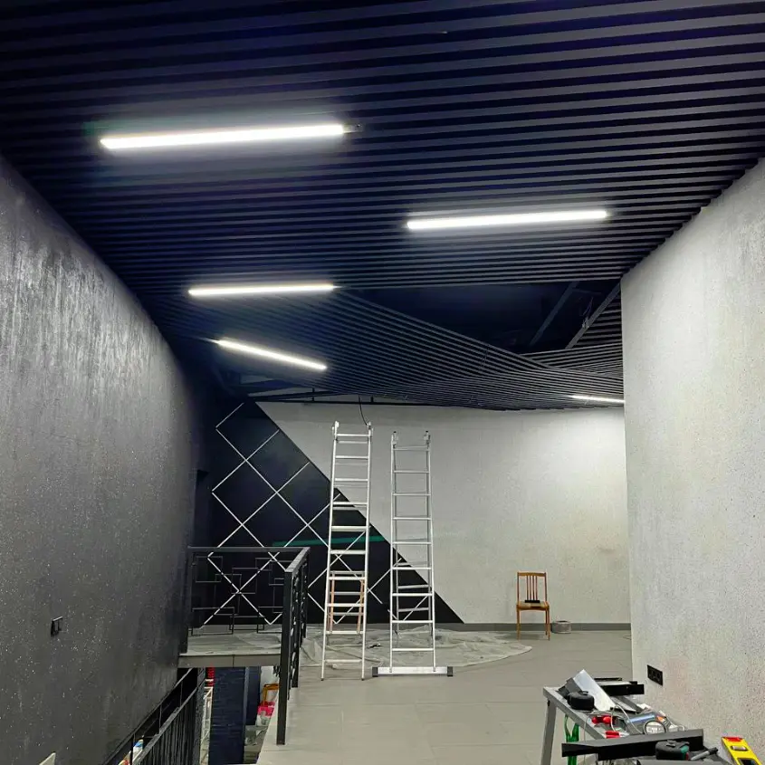 Фото 8 Стальная рейка на потолке RAL9005 МАТТЕ Черный матовый