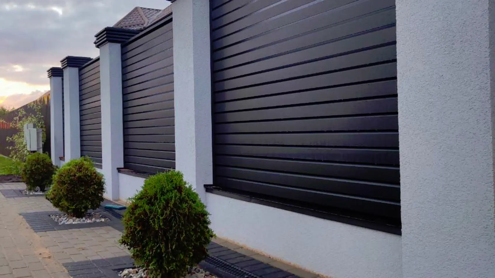 Фото 4 ламели ХайТек RAL9005 МАТТЕ матовый Черный на заборе жалюзи