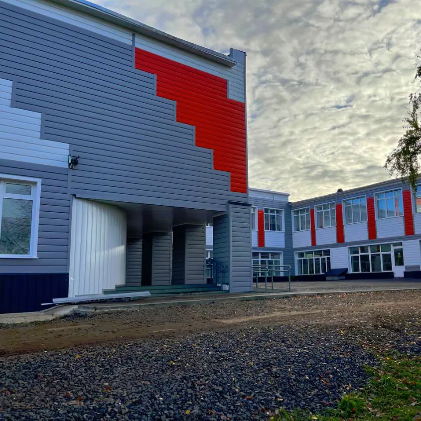 Фото 6 фасад МБОУ СОШ из металлосайдинга Евро-Брус под брус